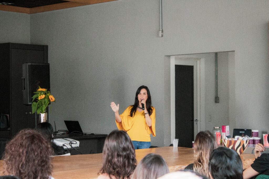 Luiziane da Vox2You palestra na Imersão Mulheres Investidoras